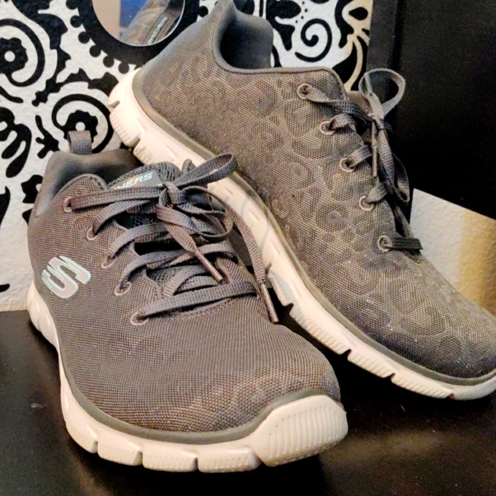 Skechers Relaxed Fit Memory Foam Leopard Silver/ Gray 🩶 Size 9